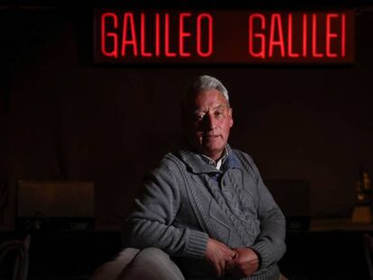 Domingo Prieto, de 61 años, posa en el interior del local Galileo Galilei donde lleva 33 años como encargado de sala.