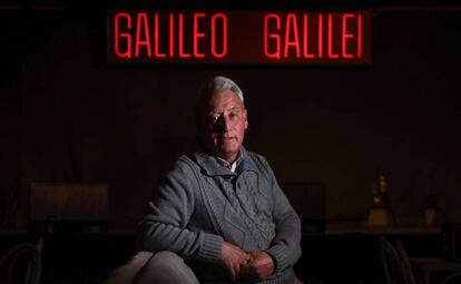 Domingo Prieto, de 61 años, posa en el interior del local Galileo Galilei donde lleva 33 años como encargado de sala.