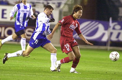 Magno, del Alavés, persigue a Lee, de la Real Sociedad.