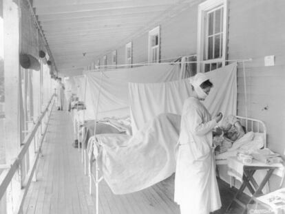 Una enfermera cuida de un paciente en el hospital Walter Reed de Washington durante la epidemia de gripe de 1918.