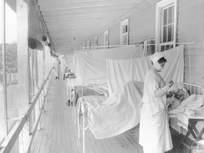 Enfermeira cuida de um paciente no hospital Walter Reed, em Washington, durante a epidemia de gripe de 1918.