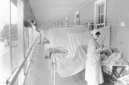 Una enfermera cuida de un paciente en el hospital Walter Reed de Washington durante la epidemia de gripe de 1918.