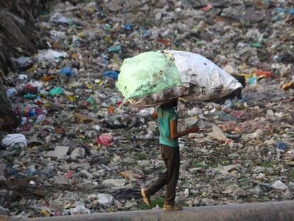 Un hombre transporta una bolsa llena de plástico reciclable cerca en Nueva Delhi el pasado mayo.