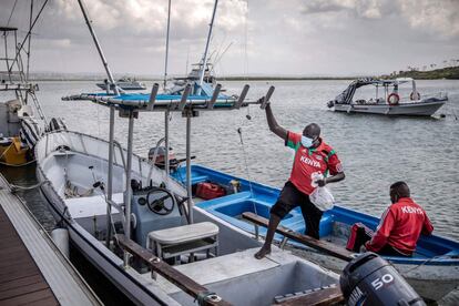 Asiya Mohammed y sus entrenadores Joshua Kendagor y Swaleh Fakii salen de un barco después del entrenamiento de la atleta. Su boleto para los Juegos Paralímpicos lo selló en Túnez en octubre de 2019, superando a otras siete participantes que, como ella, solo se valen de la fuerza de sus brazos para remar.