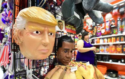 Una m&aacute;scara de Donald Trump y otra de Obama en una tienda de disfraces de halloween de Alabama, el 21 de octubre. 