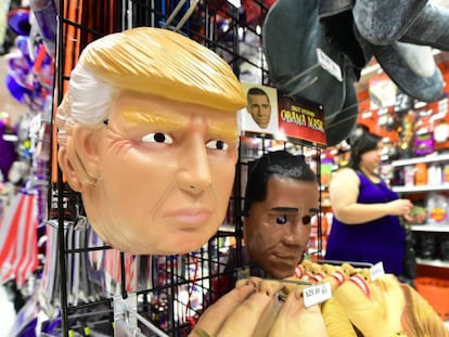 Una m&aacute;scara de Donald Trump y otra de Obama en una tienda de disfraces de halloween de Alabama, el 21 de octubre. 