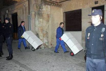 Un momento de la salida del Archivo General de la Guerra Civil de las cajas que contienen la documentación de la Generalitat.