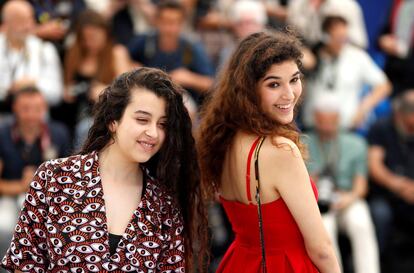 Las actrices galas Souad Arsane (d) e Inas Chanti (i) posan durante el pase gráfico de la película "Sextape" en el Festival de cine de Cannes, el 10 de mayo de 2018.