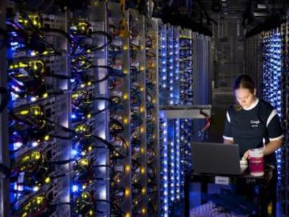Una técnica de Google trabaja en un servidor de la empresa que había sufrido un sobrecalentamiento el pasado octubre.