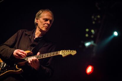 Tom Verlaine en un concierto en Milán, Italia, en 2016. 