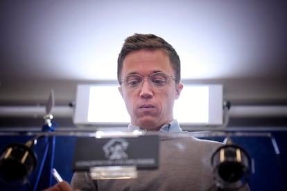 El exportavoz de Sumar en el Congreso, Íñigo Errejón, durante una rueda posterior a la reunión de la Junta de Portavoces, el 15 de octubre.