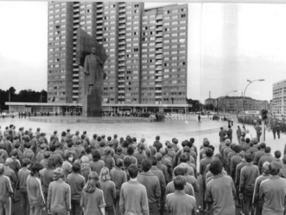 A estátua gigante de 19 metros de Lênin no protesto organizado contra a guerra do Vietnã, em Berlim em 1972.