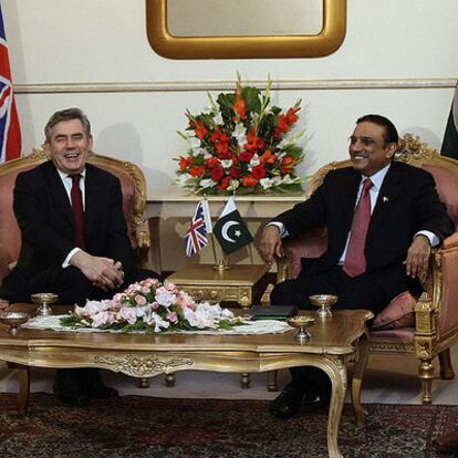 El primer ministro británico, Gordon Brown, junto al presidente paquistaní, Ali Zardari en Islamabad