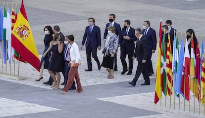 Varios presidentes autonómicos, a su llegada al acto de homenaje de Estado a las víctimas de la pandemia y de reconocimiento al personal sanitario, este jueves en la plaza la Armería del Palacio Real de Madrid.