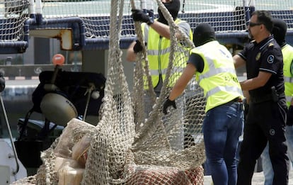 Los agentes descargan en Las Palmas de Gran Canaria parte del cargamento intervenido al pesquero venezolano.