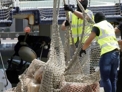 Los agentes descargan en Las Palmas de Gran Canaria parte del cargamento intervenido al pesquero venezolano.