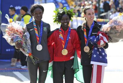 La keniatas Mary Keitany y Sally Kipyego, primera y segunda en categoría femenina y la estadounidense Molly Huddle, tercera, posan tras completar el maratón de Nueva York.