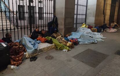 Personas a las puertas de la sede central del SAMUR Social, este domingo a medianoche.