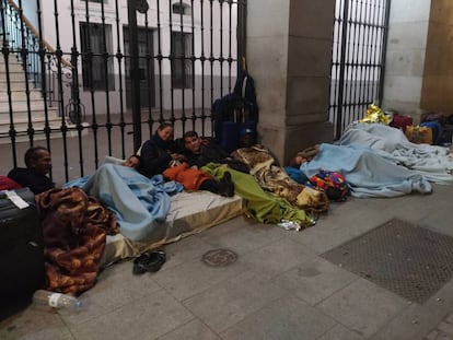 Personas a las puertas de la sede central del SAMUR Social, este domingo a medianoche.