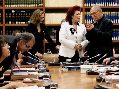 Los nuevos consejeros, Consuelo Ciscar y Carles Santos,en el pleno del CVC.