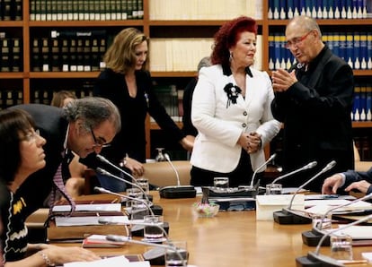 Los nuevos consejeros, Consuelo Ciscar y Carles Santos,en el pleno del CVC.