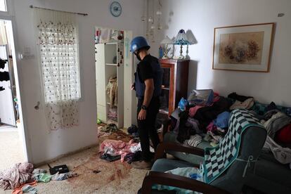 Un periodista extranjero inspecciona una vivienda del kibutz Nir Oz, durante una visita guiada organizada por el ejercito israelí.