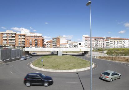 Una de las obras más curiosas fue la transformación de un paso a nivel en una vía de acceso a la ciudad sin restricciones. El tren solo dejó de circular un día.