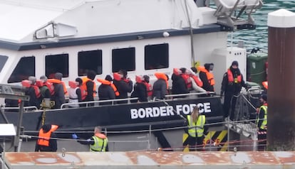 Inmigrantes escoltados por la Policía de Fronteras del Reino Unido a su llegada a la costa de Dover, el 30 de marzo de 2024.
