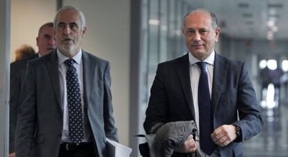 El exalcalde de Manises, Enrique Crespo, tras una de sus comparecencias ante el juzgado del 'caso Emarsa'.