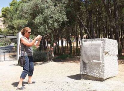 Una mujer visita el lugar de Alfacar (Granada) donde se cree yacen los restos del poeta.