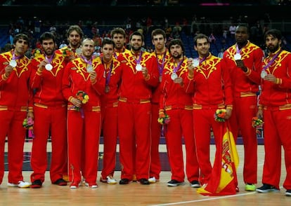 La selecci&oacute;n masculina de baloncesto, tras ganar la medalla de plata en los Juegos de Londres. 