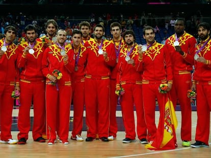 La selecci&oacute;n masculina de baloncesto, tras ganar la medalla de plata en los Juegos de Londres. 