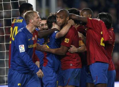 Henry es abrazado por sus compañeros tras marcar al Valencia.