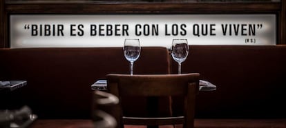 Tres zonas diferenciadas conviven en el nuevo Café Comercial, la de la barra, el comedor de la planta baja y una polivalente primera planta.