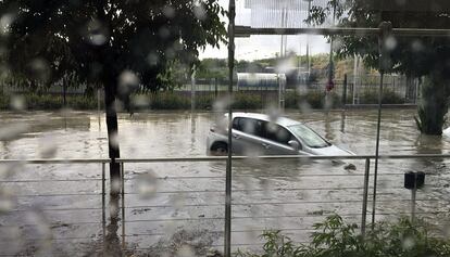 Vista general de la Avenida de las Piceas en Madrid tras la tormenta que ha caído en la capital.