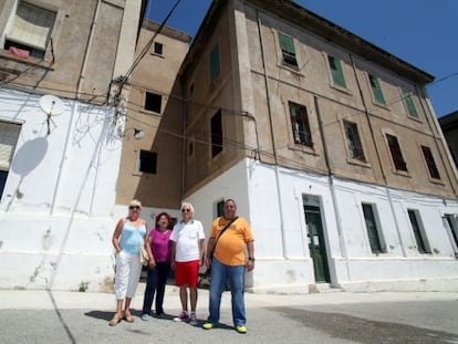 Vecinos del Barrio Ferroviario de Sant Vicenç de Calders.
