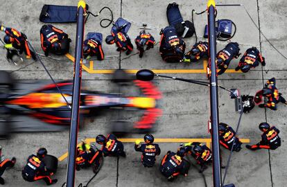 Daniel Ricciardo hace una parada en boxes.