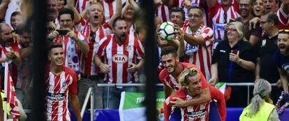 Griezmann y Koke celebran el gol del francés, segundo del Atlético.