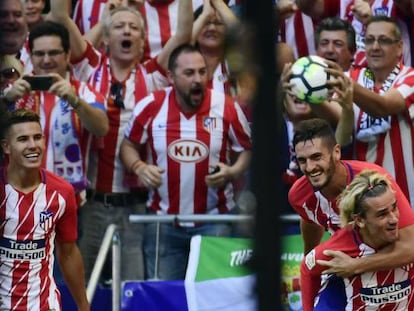Griezmann y Koke celebran el gol del francés, segundo del Atlético.