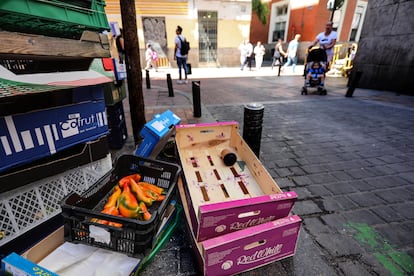 Comida tirada en la basura junto a un supermercado. 