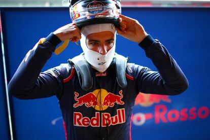 El piloto español, Carlos Sainz, de la escudería Toro Rosso se prepara en el box antes de salir a la pista durante los entrenamientos de Fórmula 1 en el circuito de Cataluña en Montmeló (Barcelona).