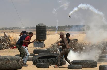 Gases lacrimógenos son lanzados hacia los manifestantes palestinos hoy en la Franja de Gaza. 