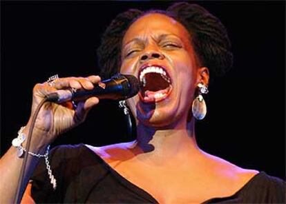 Dianne Reeves, en una actuación en Niza en el verano de 2003.