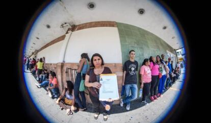 Candidatos na fila para uma vaga em um supermercado.