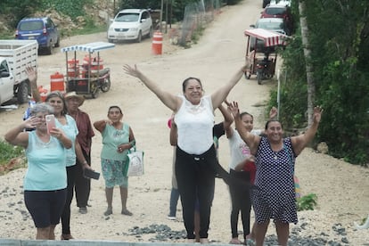 People waited for the convoy to pass, celebrating the Maya Train’s first journey. 