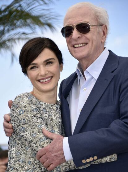 Los actores británicos Rachel Weisz y Michael Caine posan para los fotógrafos durante la presentación de la película 'Youth', el 20 de mayo de 2015.