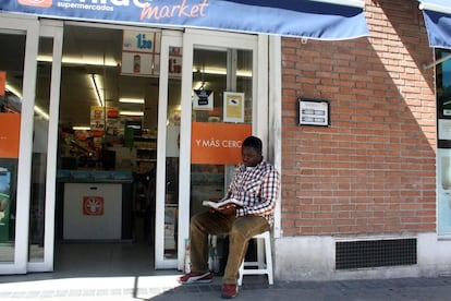 Algunos nigerianos han encontrado en las puertas de los supermercados ayuda para sobrevivir. Coco Luqui, de 42 años, carga las bolsas de la compra a las personas mayores. A cambio, recibe libros, comida y ropa. Los nigerianos han sustituido a los norteafricanos en esta tarea.