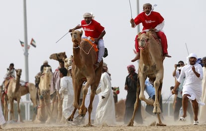 Duelo entre dos participantes en la carrera de camellos.