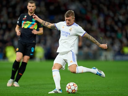 Kroos, en el disparo desde fuera del área que supuso el primer gol del Madrid ante el Inter. Getty