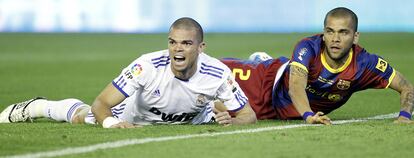 Pepe y Alves, instantes después de que el portugués golpeara el poste con un remate de cabeza.